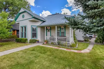 Image de Historic Victorian Suite - Downtown Flagstaff - sleeps 6 w/ New Hot tub!