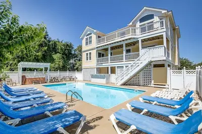 Volaille jouer | 150 m de la plage | Piscine privée, bain à remous, chien bienvenus
