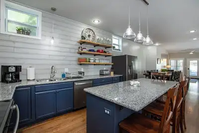 Image de West End Nest - Maison entière, 3. 4 mi. à Hershey Park et Giant Center.