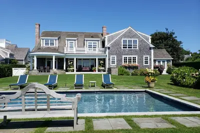 Image de 6br family home in the heart of Sconset with heated pool and guest house