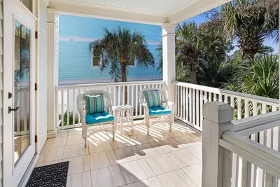 Image de Belle maison de plage côtière de 4 chambres avec vue sur l'océan, foyer, et plus encore.