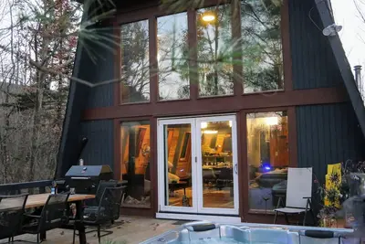 Image de A la base de Hunter Rénové moderne Ski House avec un bain à remous extérieur de luxe