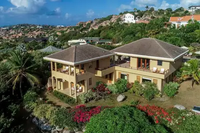 Image de Superbe villa 3 chambres avec vue spectaculaire sur la baie de Crook. Rénové & Prêt!