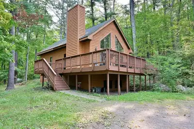 Image de Belle cabane en rondins avec bateau ponton sur le lac Delta à Iron River, Wi!
