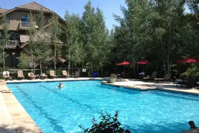 Image de Sleep 25, 7+ Br, Navette / Piscine / Tennis / Bain à remous, Billard, Grande vue, Animaux domestiques