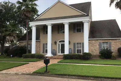 Image de Grande maison de divertissement exécutive de 3 chambres à coucher à Baton Rouge