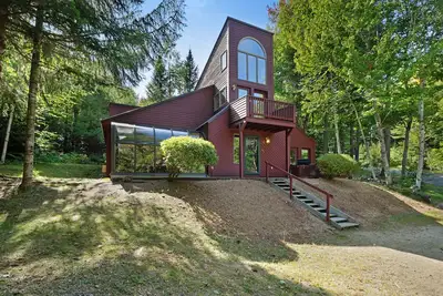 Image de Maison privée et adaptée aux chiens avec balcon, terrasse - dans les Montagnes Blanches!