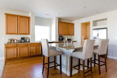 Image de Nouvelle maison de trois chambres à coucher, 2 salles de bain complètes, cuisine et salle à manger.