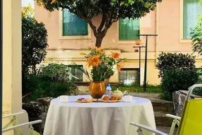 Contemporay epoque  apartement with exotic garden  in heart of old port