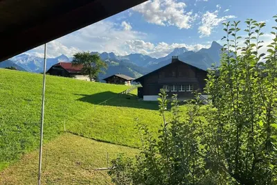 Image de Ski-In Ski-Out, confortable appartement typiquement suisse
