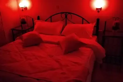 Image de SizzlingWaters est une maison avec des commodités que vous trouverez dans un hôtel