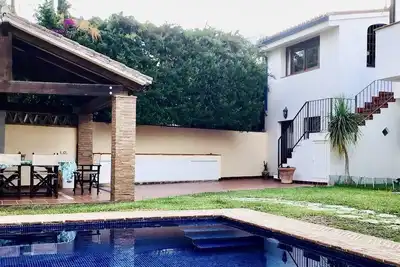 Image de Studio avec jardin et  piscine privés