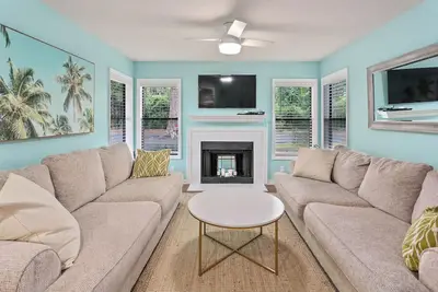 Image de Magnifique! Harbor Oaks n ° 101 au rez-de-chaussée à pied du village.