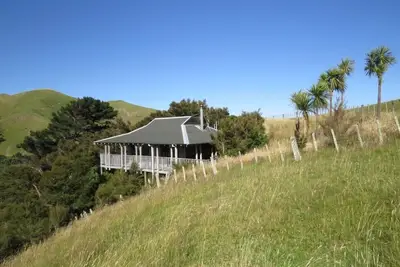 Image de Le pavillon lointain dans les contreforts de Tararua. Chalet unique, privé et isolé.