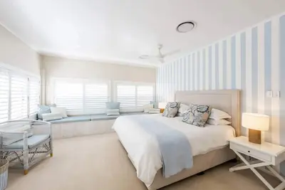 Image de ✰ Nouveau Re-DÉCORÉ - ÉNORME Beach House ✰