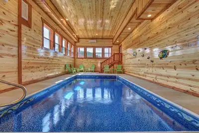 Tout Neuf! Cabane 6br à Pigeon Forge avec piscine intérieure, table de billard, salle de théâtre et vue sur la montagne!