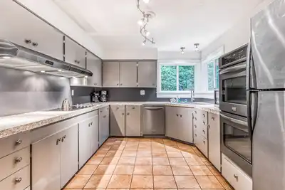 Image de Récemment rénové la maison w / grande cour et belle forêt - 2 chiens Ok!