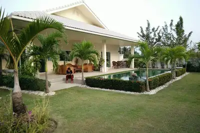 Image de AmbHouse HuaHin vue sur la piscine et vue sur le jardin