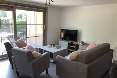 Image de Séjour familial lumineux avec vélos