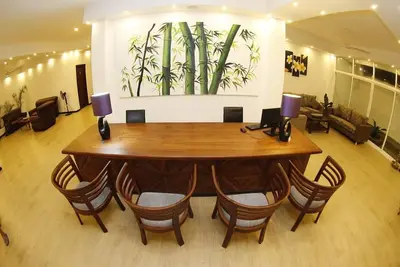 Image de Hôtel près de la plage et des chambres tout à fait confortables avec des équipements de chambre.