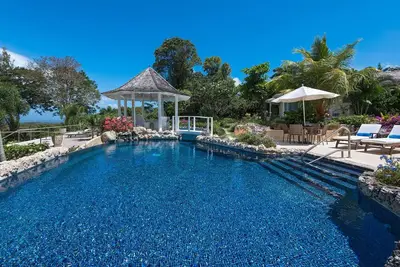 Vues panoramiques sur les océans, Sandy Lane Estate, piscine avec belvédère, bassin à poissons Koi