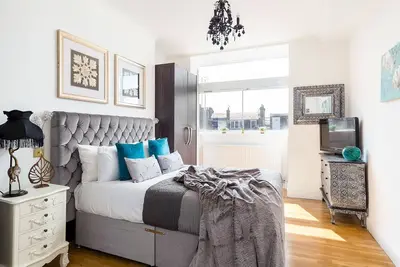 Image de Designer 2-bed 2-bath behind Selfridges