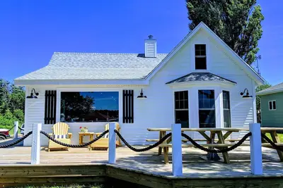 Image de Belle maison avec vue sur le port! Chalet chaleureux et confortable.