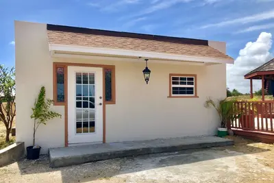 Image de Serene Cottage avec une terrasse