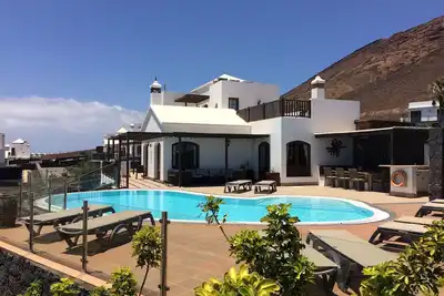 Image de Villa moderne, vue imprenable sur la mer, grande piscine privée et terrasse dans un cadre paisible