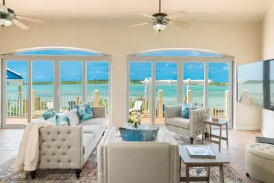 Image de Luxueuse villa de 5 chambres au bord de l'eau au coeur de Providenciales
