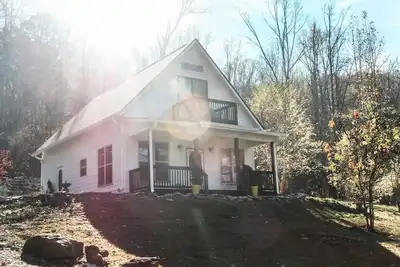 Image de The White Cabin - Retraite semi-rurale d'inspiration Mcm / Anthro, à 4 miles du centre-ville