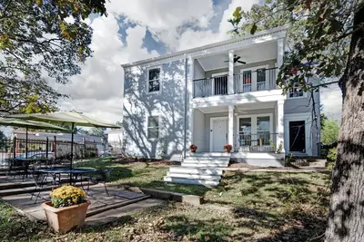 Image de Fondren \"InStyle\" Elegance: Charme intérieur-extérieur