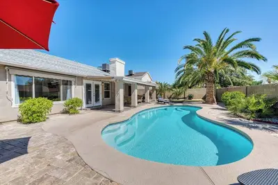 Image de Maison familiale de style resort avec piscine chauffée