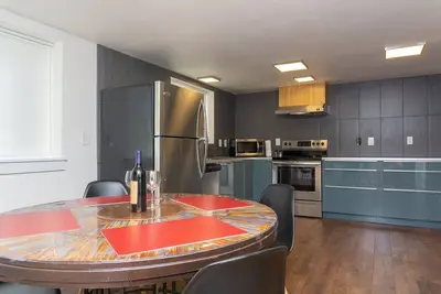 Image de pet friendly-Luxury king Suite entourée d'un centre de remise en forme dans un quartier amusant