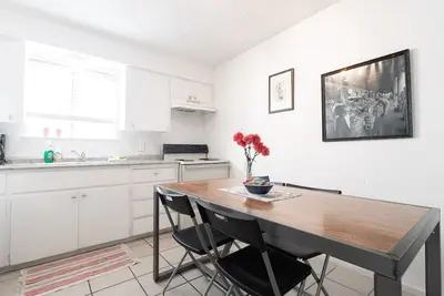 Image de Nouvelle liste! Économique et fonctionnel 2 Bd près de l'aéroport / centre-ville