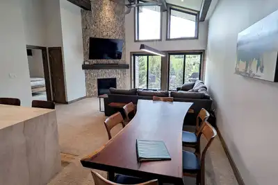 Image de Condo spacieux avec WiFi gratuit, parking, piscine chauffée, bains à remous, navette pour les skieurs