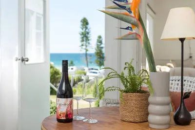 Image de Mollymook Beach Voir un chalet de plage original des années 1950