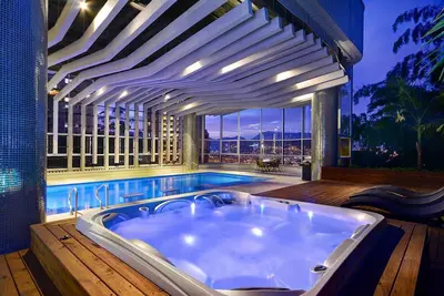 Image de Stunning Penthouse With Indoor Heated Pool