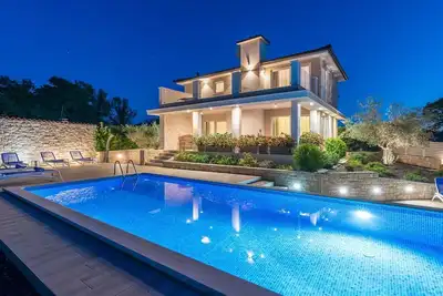 Image de Villa Almedina - destination de vacances idéale avec piscine, bain à remous et sauna