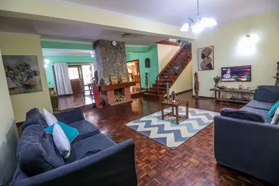 Image de Belle et moderne villa de 6 chambres dans la ville d'Arusha avec un jardin et wifi gratuit
