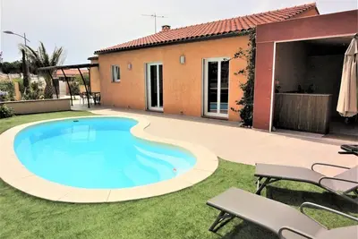 Image de Ville climatisée 8 personnes avec piscine privée au calme avec jardin clos