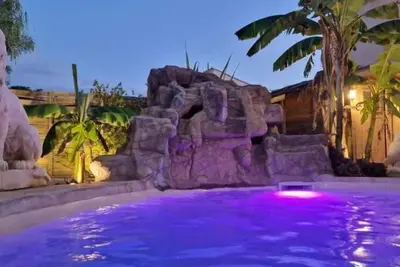 Image de Belle villa climatisée tout confort, piscine privée avec rocher en cascade terrasse, jardin, . . .