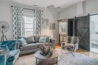 Image de Nouveau - Maison historique glamour dans le quartier branché de Germantown