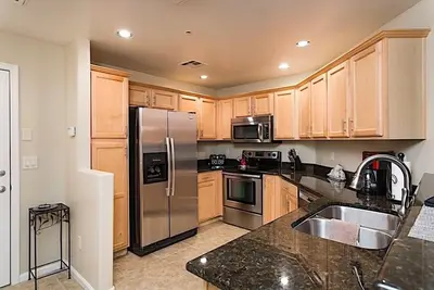 Image de Rez de chauss�����e 2 chambres + Den condo dans la Communaut��� Gated de Bella Vista