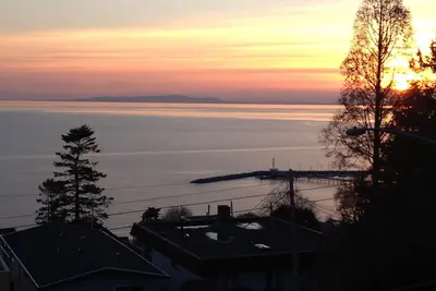 Image de Ocean View 4 Bedroom House Steps to Beach and Town Center