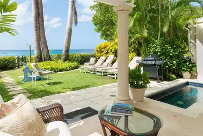 Image de Mahogany Bay - Fathom's End: confortable et classique