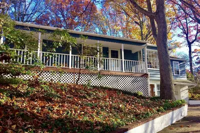 Image de Maison privée à Phoenixville. Détendez-vous dans un cadre boisé si proche de tout.