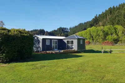 Image de Superbe emplacement dans un jardin, une ferme!
