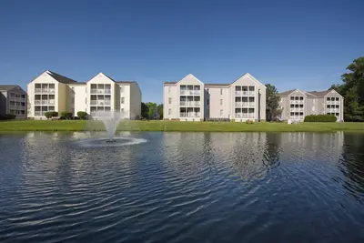 Image de Profitez de notre complexe de style colonial à Williamsburg avec parking gratuit, accès à la piscine, mini-golf et tennis