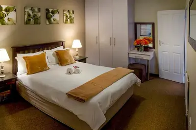 Image de Lit double et canapé-lit, chambre de luxe, voyage d'affaires, près de Port Elizabeth